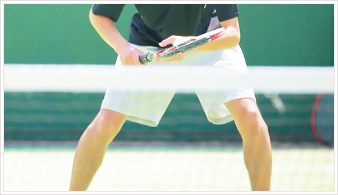 テニスをしている男性